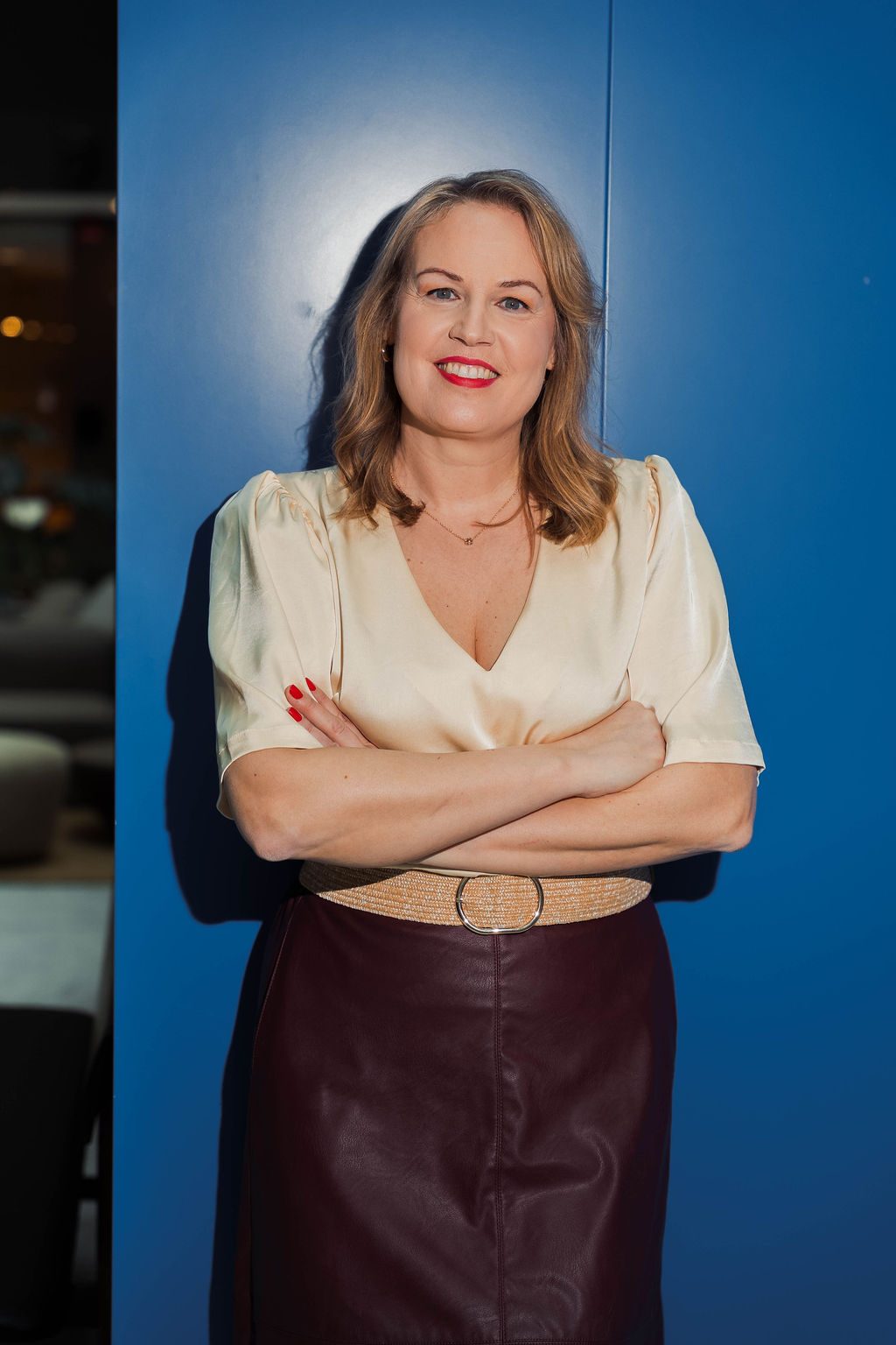 Jennie Zetterström med armarna i kors framför en blå vägg