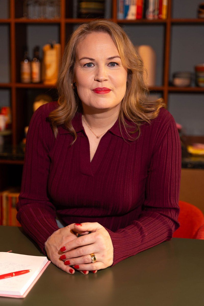 Jennie Zetterström vid ett skrivbord
